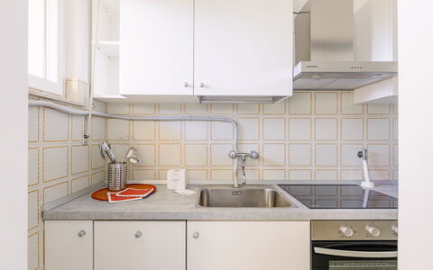 Casabianca: Küche, Countertop, Interior Design, Flooring, Spüle, Küchengerät, Cabinetry, Sinken, Armatur, Fussboden