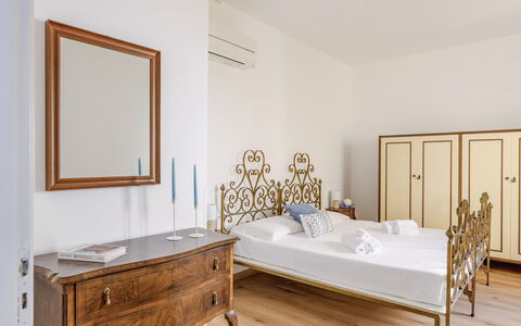 Casabianca: Interior Design, Flooring, Wand, Möbel, Fussboden, Holz, Schlafzimmer, Beleuchtung, Zimmer, Bett