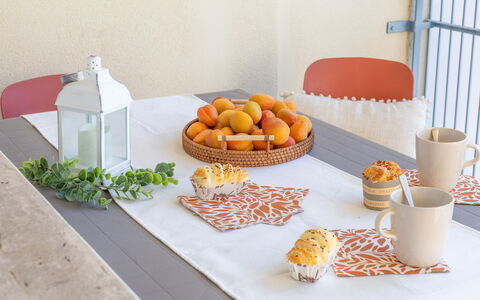 Casabianca: Geschirr, Möbel, Tabelle, Servierware, Blumentopf, Essen, Tischdecke, Obst, Dishware, Linens