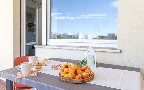 Casabianca: Möbel, Tabelle, Interior Design, Stuhl, Küche & Esszimmer Tisch, Servierware, Esszimmer, Zimmerpflanze, Balkon, Holzbeize