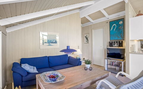 Glennie - 500M from the Sea: Möbel, Interior Design, Holz, Flooring, Fussboden, Decke, Wohnzimmer, Zuhause, Couch, Zimmer