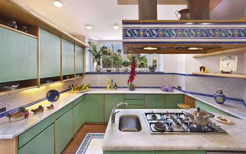 Villa Clara: Küche, Countertop, Interior Design, Küchengerät, Herd, Major Appliance, Flooring, Cabinetry, Beleuchtung, Gasherd