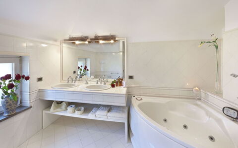 Villa Clara: Armatur, Interior Design, Flooring, Badezimmer, Decke, Badewanne, Zapfhahn, Fussboden, Sinken, Installation
