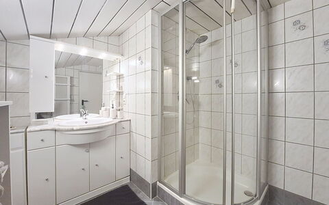 Holzegger: Flooring, Interior Design, Fussboden, Armatur, Decke, Badezimmer, Zimmer, Installation, Sinken, Bad Sink