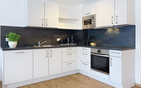 Endingen am Kaiserstuhl 100: Countertop, Küche, Cabinetry, Küchengerät, Flooring, Interior Design, Holz, Möbel, Major Appliance, Fussboden