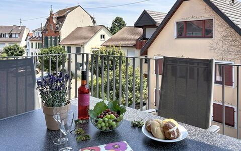 Endingen am Kaiserstuhl 100: Zuhause, Urban Design, Balkon, Wohnung, Blumentopf, Zimmerpflanze, Veranda, Stuhl, Gartenmöbel, Farbe