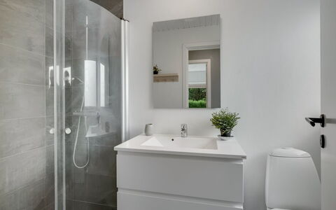Adisl - 300M to the Fjord: Badezimmer, Armatur, Bad Sink, Flooring, Sinken, Interior Design, Fussboden, Badezimmerschrank, Toilette, Zapfhahn