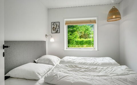 Adisl - 300M to the Fjord: Wand, Schlafzimmer, Bett, Holz, Bedding, Bettdecke, Interior Design, Decke, Bettrahmen, Zuhause