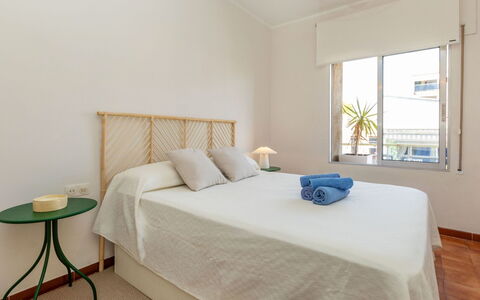 Ribera: Möbel, Interior Design, Bett, Schlafzimmer, Fussboden, Wand, Flooring, Bedding, Holz, Bettdecke
