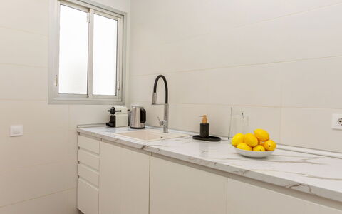 Ribera: Flooring, Countertop, Interior Design, Fussboden, Küche, Cabinetry, Armatur, Zapfhahn, Sinken, Zuhause