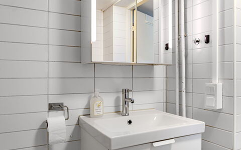 Odal: Wand, Interior Design, Badezimmer, Flooring, Armatur, Bad Sink, Fussboden, Sinken, Installation, Zapfhahn