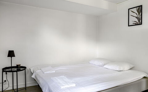 Odal: Bett, Interior Design, Wand, Fussboden, Möbel, Schlafzimmer, Flooring, Bedding, Bettdecke, Zimmer
