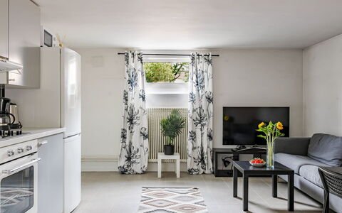 Odal: Möbel, Interior Design, Flooring, Fussboden, Decke, Tabelle, Zimmer, Beleuchtung, Wohnzimmer, Wohnung