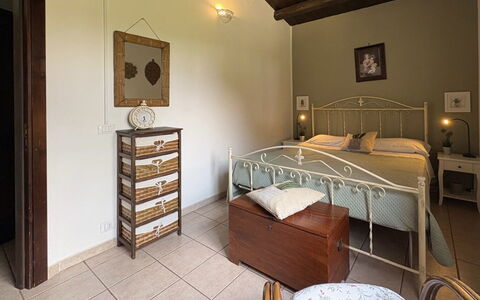 Villa Simona: Möbel, Interior Design, Bett, Flooring, Fussboden, Schlafzimmer, Decke, Holz, Zimmer, Bedding
