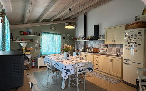 Villa Simona: Möbel, Interior Design, Holz, Flooring, Decke, Küche, Stuhl, Zimmer, Beleuchtung, Fussboden