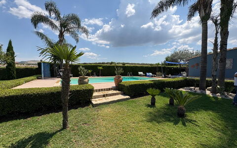 Villa Simona: Blau, Schwimmbad, Resort, Garten, Landscaping, Hazienda, Rasen, Estate, Schatten