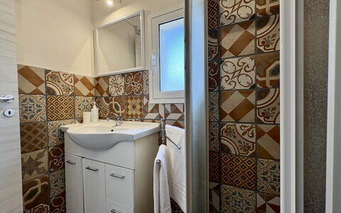 Villa Simona: Flooring, Fussboden, Interior Design, Fliese, Armatur, Zimmer, Installation, Wohnung, Decke, Badezimmer