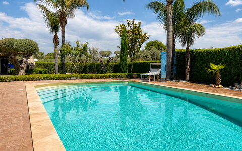 Villa Simona: Schwimmbad, Blau, Wasser, Resort, Verbundwerkstoff, Eco Hotel, Freizeit, Schatten, Water Feature