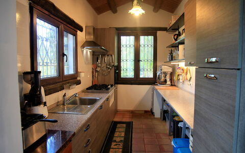 Casa Goel: Küche, Küchengerät, Countertop, Spüle, Major Appliance, Holz, Cabinetry, Möbel, Herd, Interior Design