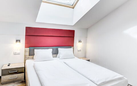 Saalbach-Hinterglemm 150: Schlafzimmer, Bett, Bedding, Bettrahmen, Linens, Bettdecke, Matratze, Kissen, Hotel, Dekokissen