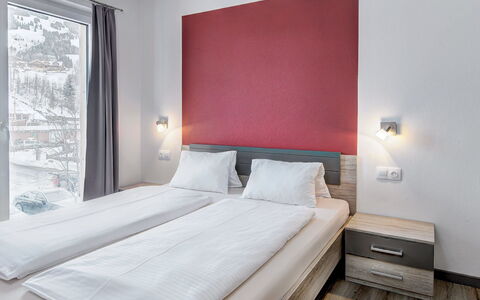 Saalbach-Hinterglemm 150: Schlafzimmer, Bett, Bedding, Bettrahmen, Linens, Bettdecke, Suite, Hotel, Kissen, Einfrieren