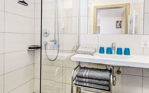Saalbach-Hinterglemm 150: Interior Design, Flooring, Fussboden, Armatur, Badezimmer, Installation, Sinken, Zapfhahn, Zimmer, Spiegel