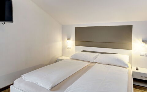 Saalbach-Hinterglemm 150: Schlafzimmer, Bett, Interior Design, Bedding, Bettrahmen, Bettdecke, Fussboden, Decke, Zimmer, Wohnung