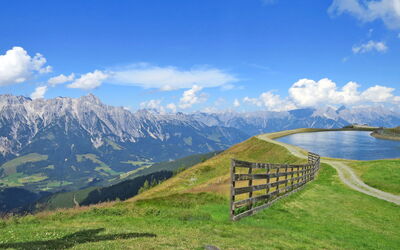 Saalbach-Hinterglemm 150: Himmel, Blau, Bergforms, Berg, Hügel, Gras, Gebirge, Wolke, Wiese, Hochland