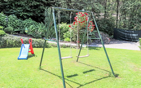 Velden am Wörthersee 39: Spielmittel, Garten, Rasen, Schatten, Freizeit, Spielplatz, Hinterhof, Park, Garten, Schwingen
