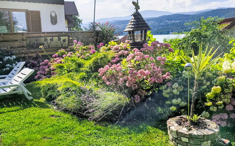 Velden am Wörthersee 39: Blume, Garten, Strauch, Ground, Frühling, Landscaping, Garten, Hinterhof, Rasen