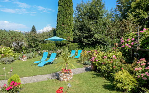 Velden am Wörthersee 39: Blau, Blume, Strauch, Garten, Ground, Landscaping, Rasen, Garten, Hinterhof
