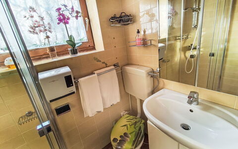 Velden am Wörthersee 39: Bad Sink, Armatur, Badezimmer, Sinken, Interior Design, Zapfhahn, Fussboden, Installation, Flooring, Zimmer