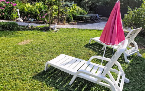 Velden am Wörthersee 39: Gartenmöbel, Möbel, Sonnenliege, Stuhl, Garten, Rasen, Freizeit, Schatten