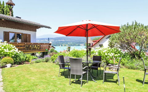 Velden am Wörthersee 39: Strauch, Möbel, Garten, Gartenmöbel, Rasen, Regenschirm, Landscaping, Schatten, Tisch Im Freien