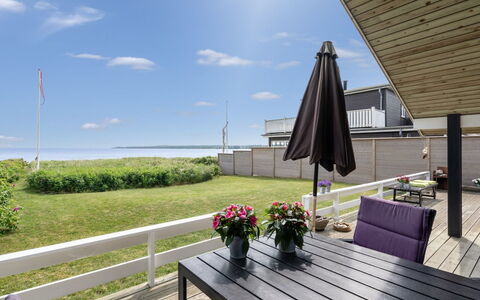 Wiebke - 50M from the Sea: Veranda, Deck, Schatten, Hartholz, Planke, Stuhl, Design, Holzboden, Gartenmöbel, Walkway
