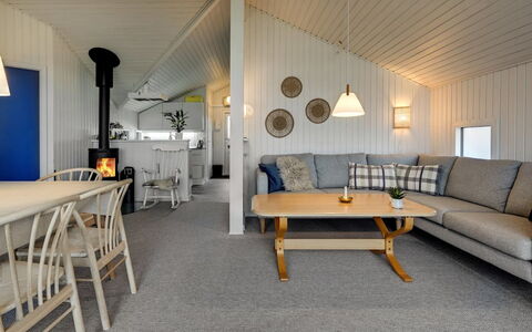 Wiebke - 50M from the Sea: Holz, Interior Design, Flooring, Decke, Möbel, Fussboden, Zuhause, Wohnzimmer, Light Fixture, Couch