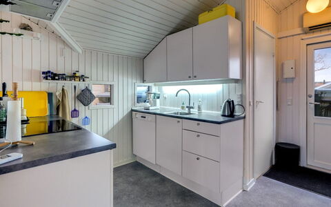 Wiebke - 50M from the Sea: Holz, Flooring, Fussboden, Decke, Küche, Armatur, Major Appliance, Countertop, Sinken, Zapfhahn
