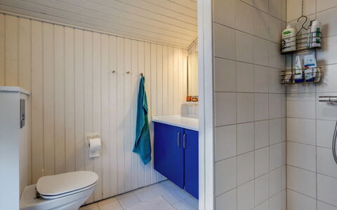 Wiebke - 50M from the Sea: Flooring, Armatur, Badezimmer, Wand, Fussboden, Holz, Sinken, Bad Sink, Toilette, Interior Design
