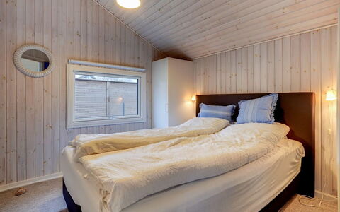 Wiebke - 50M from the Sea: Holz, Schlafzimmer, Decke, Bett, Interior Design, Bettdecke, Bedding, Bettrahmen, Fussboden, Zimmer