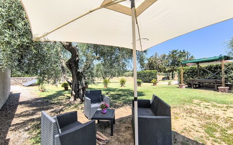 Scarlino 35: Schatten, Garten, Gartenmöbel, Regenschirm, Stuhl, Landscaping, Überdachung, Outdoor Struktur, Rasen, Garten
