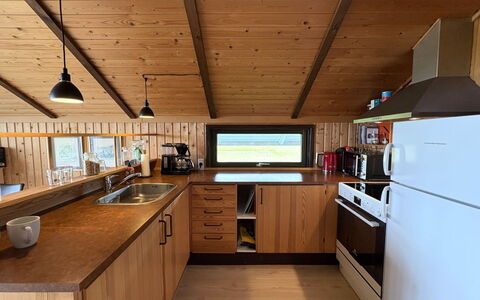 Kalervo - 2.9Km to the Fjord: Holz, Küche, Interior Design, Countertop, Flooring, Fussboden, Möbel, Decke, Holzbeize, Küchengerät