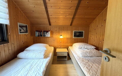 Kalervo - 2.9Km to the Fjord: Bett, Schlafzimmer, Holz, Bettdecke, Interior Design, Bedding, Decke, Fussboden, Möbel, Bettrahmen
