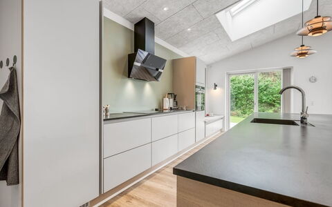 Frille - 1.5Km from the Sea: Küche, Flooring, Countertop, Interior Design, Holz, Fussboden, Major Appliance, Küchengerät, Möbel, Decke