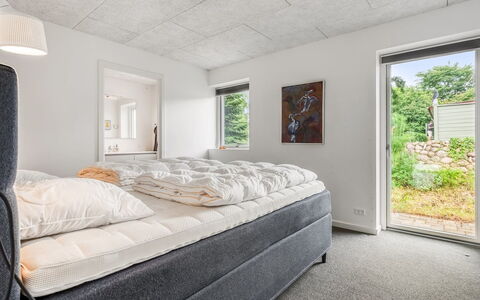 Frille - 1.5Km from the Sea: Schlafzimmer, Decke, Bedding, Bett, Daylighting, Bettrahmen, Einfrieren