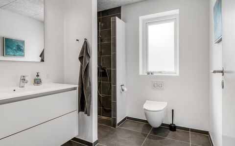 Frille - 1.5Km from the Sea: Flooring, Fussboden, Wand, Armatur, Interior Design, Decke, Badezimmer, Installation, Fliese, Toilette