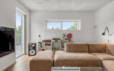 Frille - 1.5Km from the Sea: Wand, Flooring, Decke, Interior Design, Fussboden, Möbel, Zimmer, Light Fixture, Wohnzimmer, Haushaltsgerät