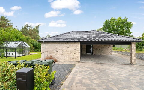 Frille - 1.5Km from the Sea: Dach, Auffahrt, Hütte, Flagstone, Schatten, Beton, Garten, Estate, Garage, Garagentor