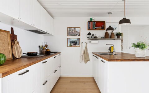 Raadengaard - 400M from the Sea: Küche, Holz, Countertop, Flooring, Cabinetry, Interior Design, Küchengerät, Möbel, Fussboden, Schrank