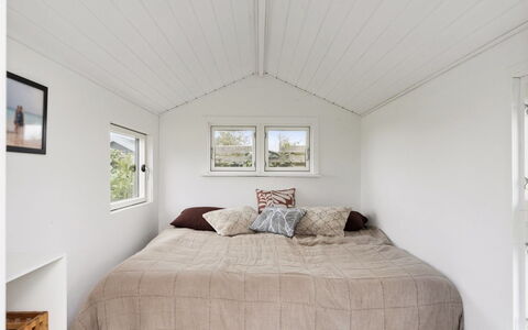 Raadengaard - 400M from the Sea: Fussboden, Decke, Hartholz, Holzbeize, Schlafzimmer, Daylighting, Bett, Planke