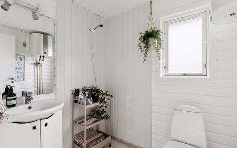Raadengaard - 400M from the Sea: Armatur, Interior Design, Flooring, Fussboden, Toilette, Toilleten Sitz, Installation, Sinken, Badezimmer, Zapfhahn
